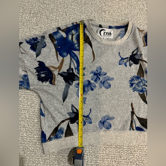Zyia gray floral cropped sweatshirt. Good used condition.  Size medium - Picture 6 of 7